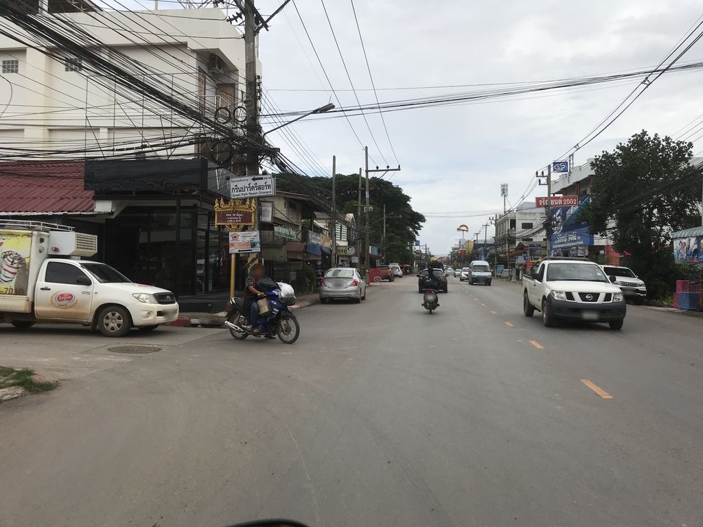 ภาพถนนตรงที่ หมูกระทะ แซ่บติดปาก ตั้งอยู่ ถ่ายโดย kiw พ.ศ. 2561 (2018) · A street-level view of where หมูกระทะ แซ่บติดปาก · Mukratha Saeptitpak stands, by kiw in 2561 (2018)