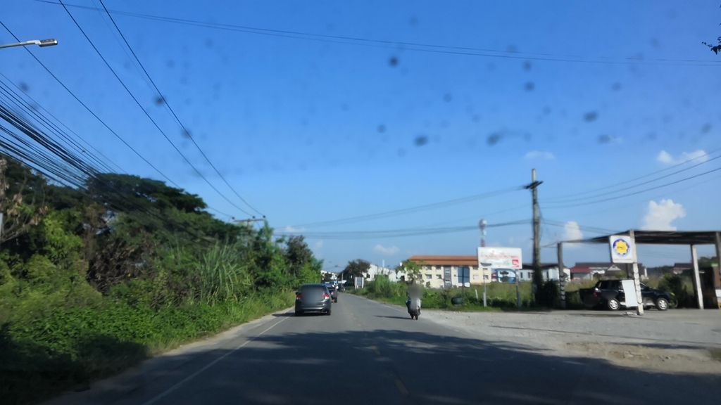 ภาพถนนตรงที่ บ้านเปื่อน คาราโอเกะ ตั้งอยู่ ถ่ายโดย charlesano พ.ศ. 2561 (2018) · A street-level view of where บ้านเปื่อน คาราโอเกะ · Ban Puean Kharaoke stands, by charlesano in 2561 (2018)