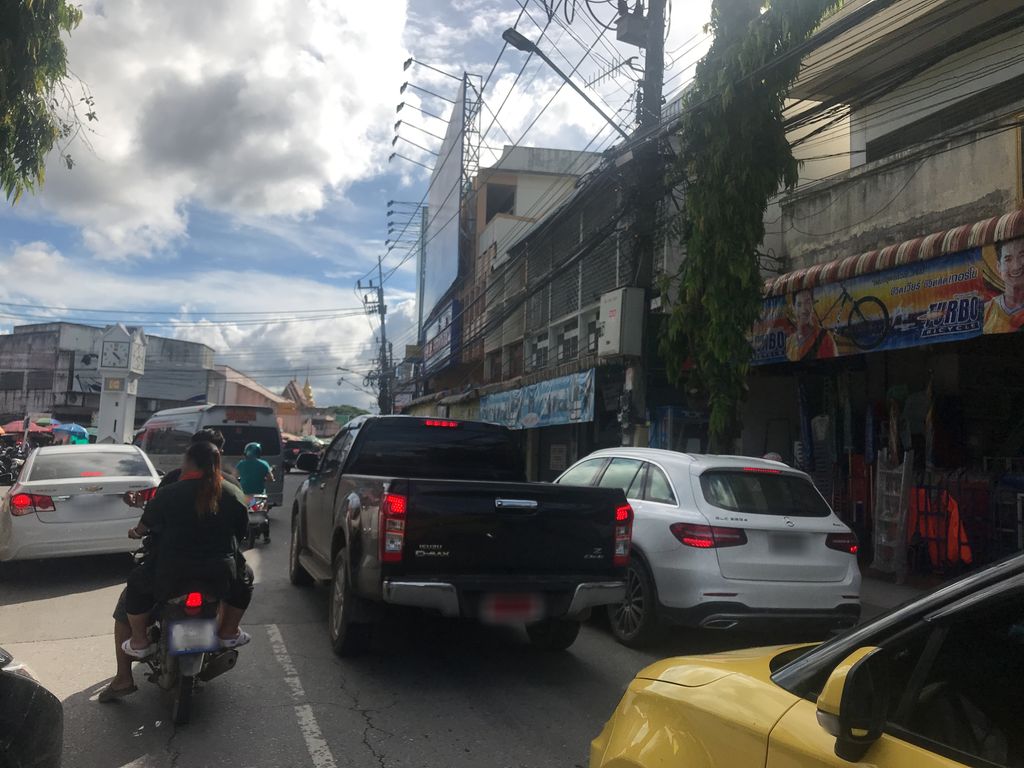 ภาพถนนตรงที่ ร้าน ธนาชัย ตั้งอยู่ ถ่ายโดย wiwattantib พ.ศ. 2561 (2018) · A street-level view of where ร้าน ธนาชัย · Ran Thanachai stands, by wiwattantib in 2561 (2018)