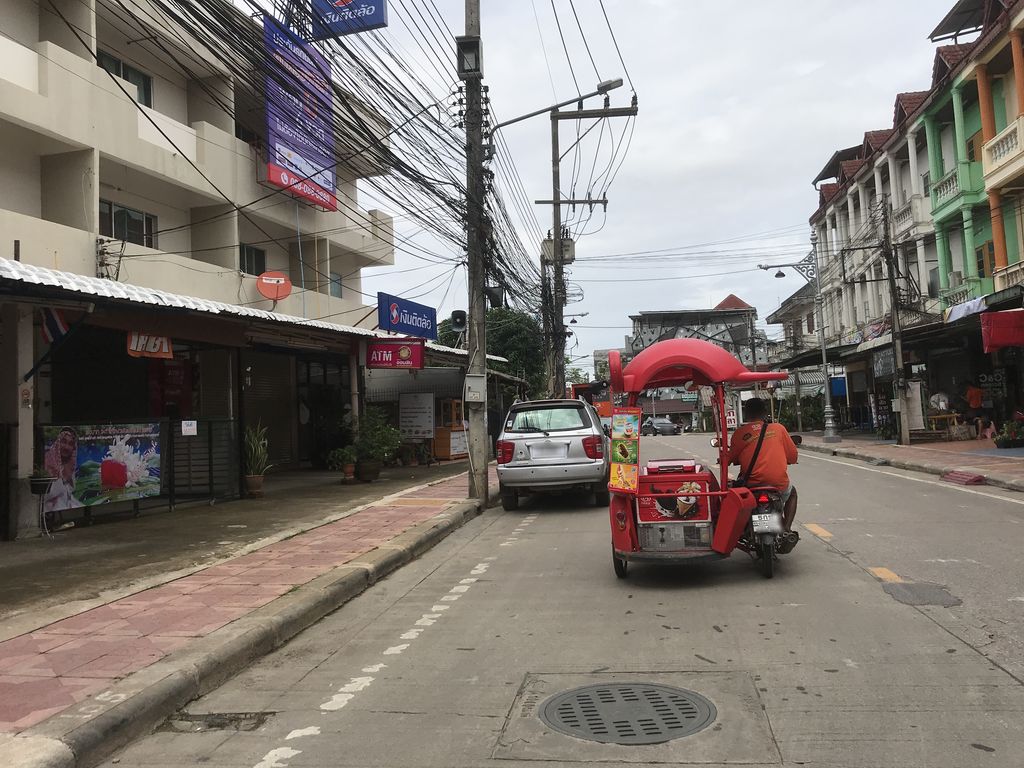 ภาพถนนตรงที่ ร้านดอกไม้ชิคฟลาวเวอร์เชียงราย ตั้งอยู่ ถ่ายโดย kiw พ.ศ. 2561 (2018) · A street-level view of where ร้านดอกไม้ชิคฟลาวเวอร์เชียงราย · Ran Dokmai Chik Flower Chiang Rai stands, by kiw in 2561 (2018)