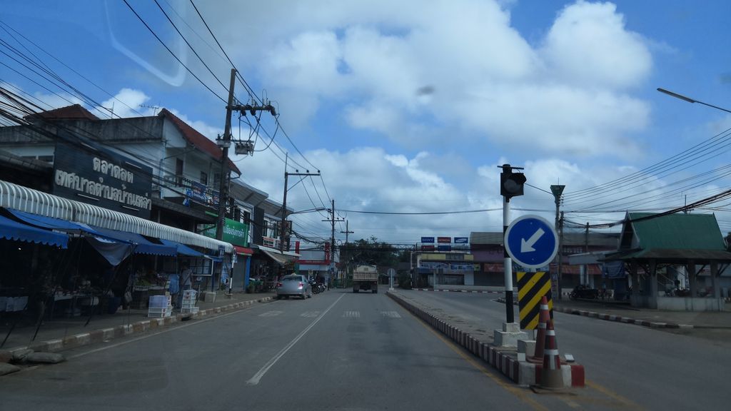 ภาพถนนตรงที่ ทวียนต์ เวียงเชียงรุ้ง ตั้งอยู่ ถ่ายโดย charlesano พ.ศ. 2561 (2018) · A street-level view of where ทวียนต์ เวียงเชียงรุ้ง · Thawiina Wiang Chiang Rung stands, by charlesano in 2561 (2018)