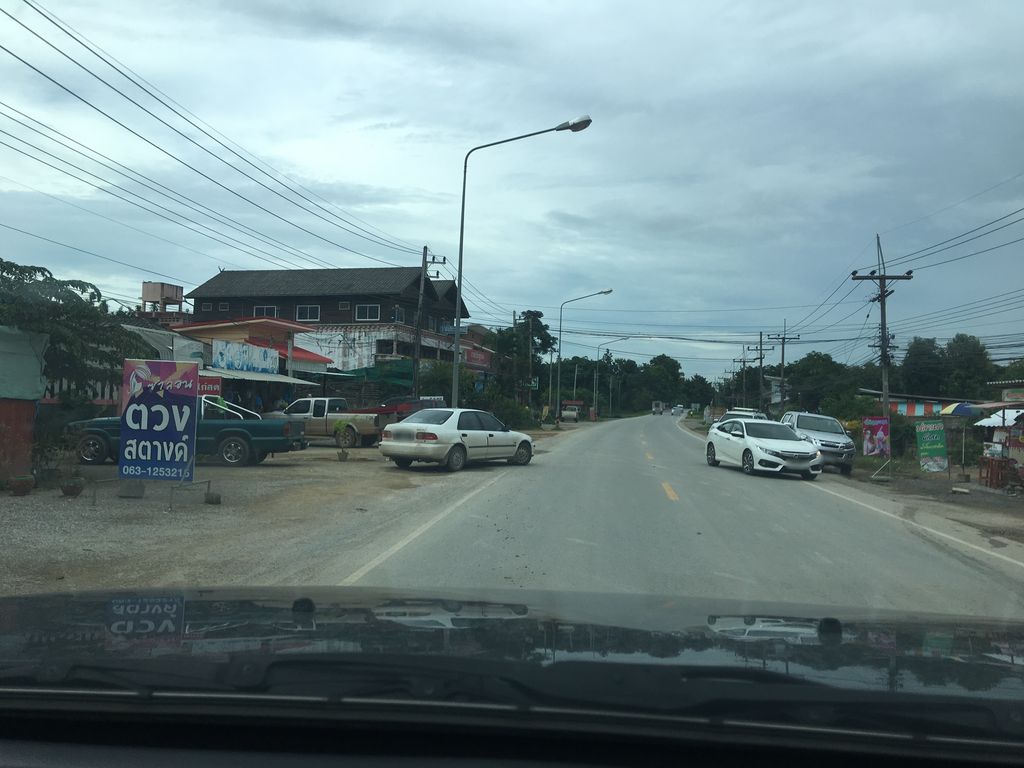 ภาพถนนตรงที่ Sleep Inn Chiangrai ตั้งอยู่ ถ่ายโดย wapriz พ.ศ. 2561 (2018) · A street-level view of where Sleep Inn Chiangrai stands, by wapriz in 2561 (2018)