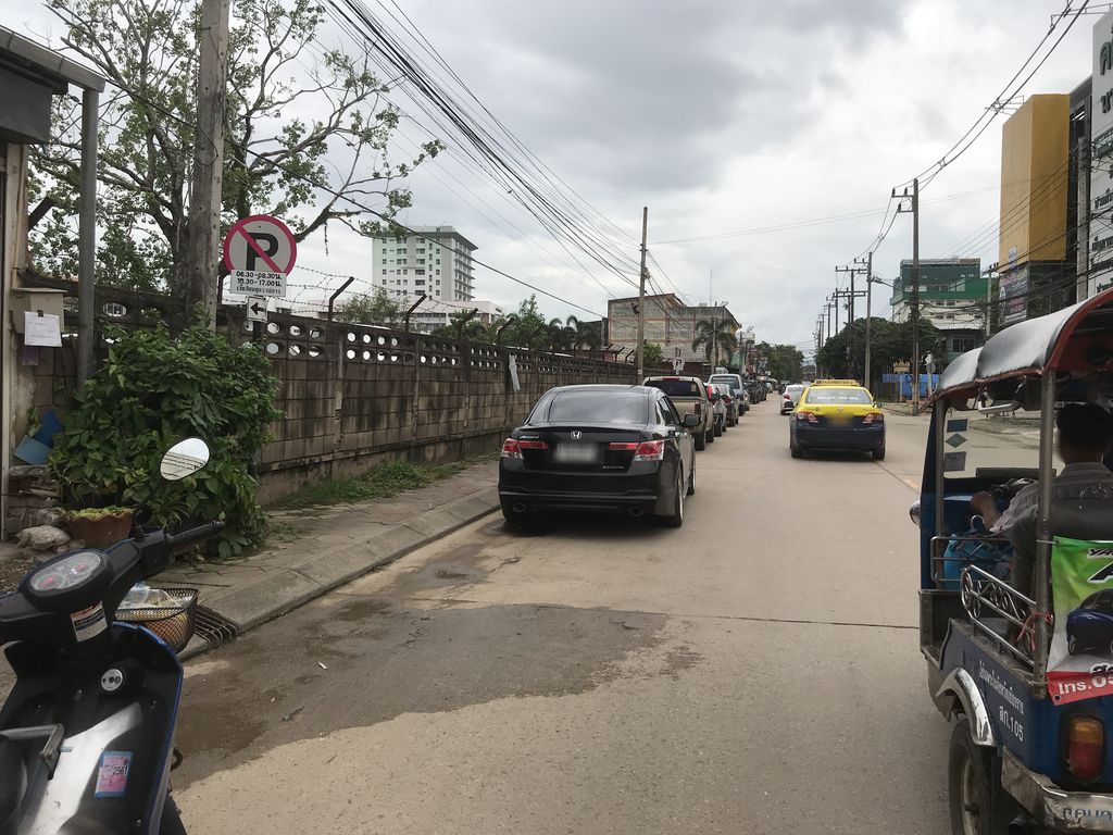 ภาพถนนตรงที่ Lanna dry clean ตั้งอยู่ ถ่ายโดย kiw พ.ศ. 2561 (2018) · A street-level view of where Lanna dry clean stands, by kiw in 2561 (2018)