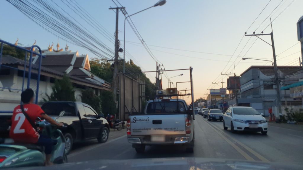 ภาพถนนตรงที่ พันธุ์มาลีดอกไม้สด ตั้งอยู่ ถ่ายโดย jrcarlsen พ.ศ. 2564 (2021) · A street-level view of where พันธุ์มาลีดอกไม้สด · Phan Mali Dokmaisot stands, by jrcarlsen in 2564 (2021)