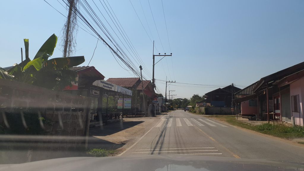 ภาพถนนตรงที่ สวนแก้ว รีสอร์ท ตั้งอยู่ ถ่ายโดย jrcarlsen พ.ศ. 2565 (2022) · A street-level view of where สวนแก้ว รีสอร์ท · Kaeo Resort Garden stands, by jrcarlsen in 2565 (2022)