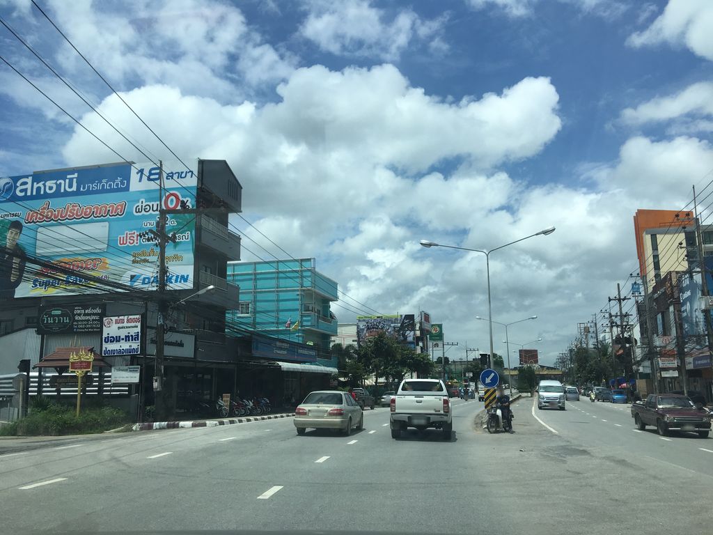 ภาพถนนตรงที่ CJ Massage นวดเพื่อสุขภาพ ตั้งอยู่ ถ่ายโดย wapriz พ.ศ. 2561 (2018) · A street-level view of where CJ Massage นวดเพื่อสุขภาพ stands, by wapriz in 2561 (2018)