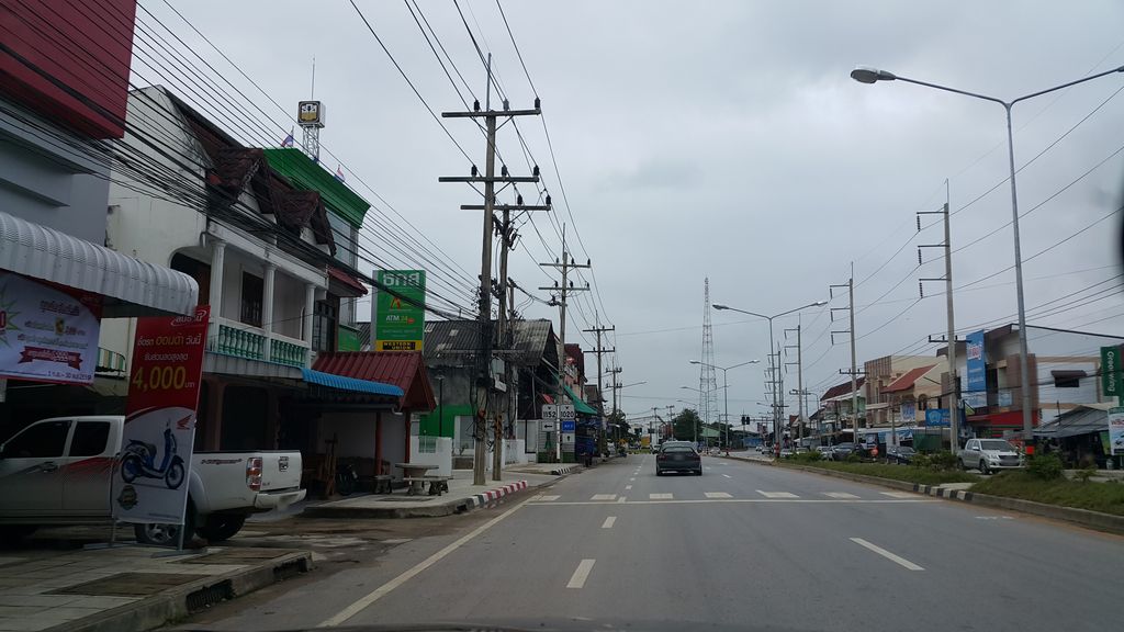 ภาพถนนตรงที่ ธนาคารทหารไทย ตั้งอยู่ ถ่ายโดย jrcarlsen พ.ศ. 2559 (2016) · A street-level view of where ธนาคารทหารไทย · Thahan Thai Bank stands, by jrcarlsen in 2559 (2016)