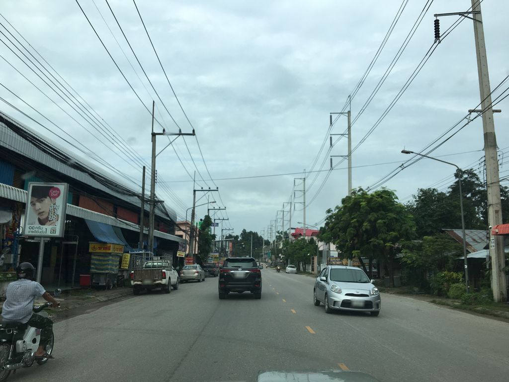 ภาพถนนตรงที่ ลำโคตร โคตร ชาบู หมูกระทะ ตั้งอยู่ ถ่ายโดย wapriz พ.ศ. 2561 (2018) · A street-level view of where ลำโคตร โคตร ชาบู หมูกระทะ · Lamkhot Khot Shabu Mukratha stands, by wapriz in 2561 (2018)