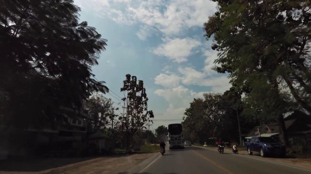 ภาพถนนตรงที่ Moon ตั้งอยู่ ถ่ายโดย toffy พ.ศ. 2561 (2018) · A street-level view of where Moon stands, by toffy in 2561 (2018)