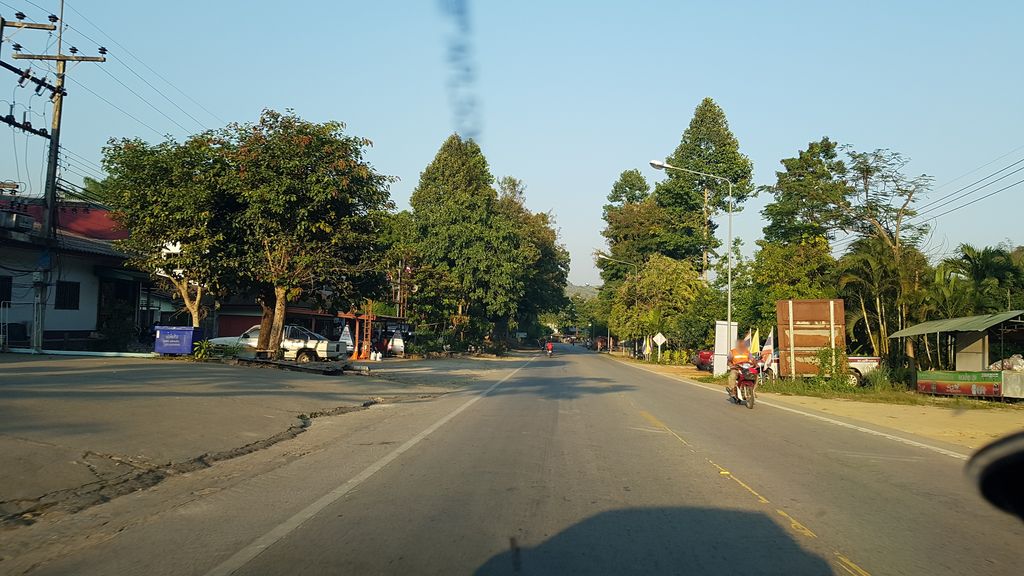 ภาพถนนตรงที่ ส้มตำแซ่บอีสาน ตั้งอยู่ ถ่ายโดย igorzo พ.ศ. 2562 (2019) · A street-level view of where ส้มตำแซ่บอีสาน · Som Tam Saepisan stands, by igorzo in 2562 (2019)