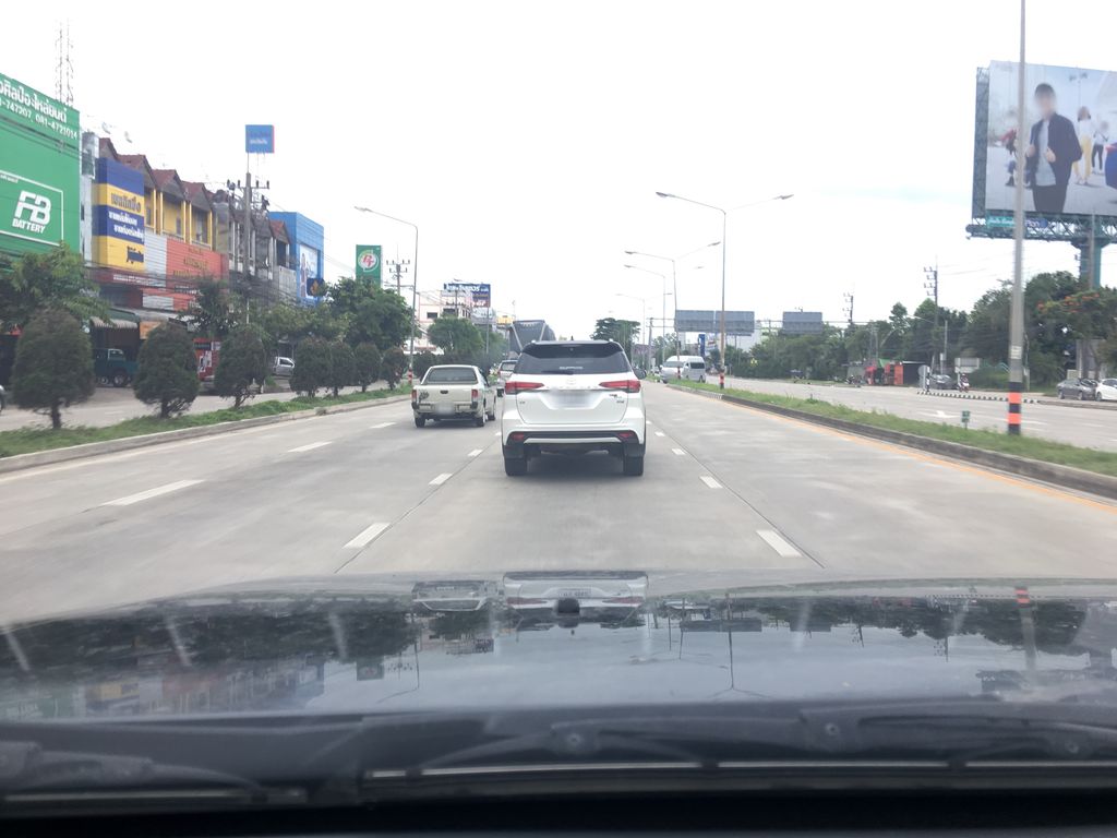 ภาพถนนตรงที่ ต้นรักเวดดิ้งสตูดิโอเชียงราย (ต้นรักรจนาพร). ตั้งอยู่ ถ่ายโดย wapriz พ.ศ. 2561 (2018) · A street-level view of where ต้นรักเวดดิ้งสตูดิโอเชียงราย (ต้นรักรจนาพร). · Ton Rak Wedding Studio Chiang Rai (ton Rak Rotna Phon). stands, by wapriz in 2561 (2018)