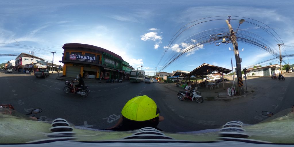ภาพถนนตรงที่ Sha Bear นมหมีปั่น ตั้งอยู่ ถ่ายโดย maricarrabonza พ.ศ. 2562 (2019) · A street-level view of where Sha Bear นมหมีปั่น stands, by maricarrabonza in 2562 (2019)
