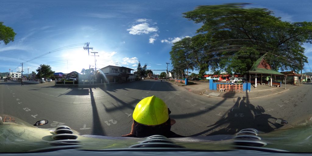 ภาพถนนตรงที่ ร้านแว่นตาแม่จัน ตั้งอยู่ ถ่ายโดย maricarrabonza พ.ศ. 2562 (2019) · A street-level view of where ร้านแว่นตาแม่จัน · Ran Waenta Mae Chan stands, by maricarrabonza in 2562 (2019)