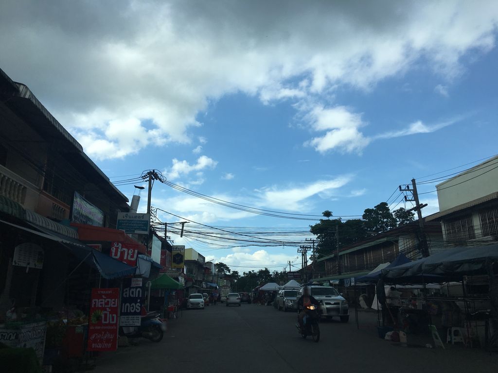 ภาพถนนตรงที่ ร้านขายของชำ ฟ้าใส ตั้งอยู่ ถ่ายโดย wapriz พ.ศ. 2561 (2018) · A street-level view of where ร้านขายของชำ ฟ้าใส · Fasai Grocery shop stands, by wapriz in 2561 (2018)