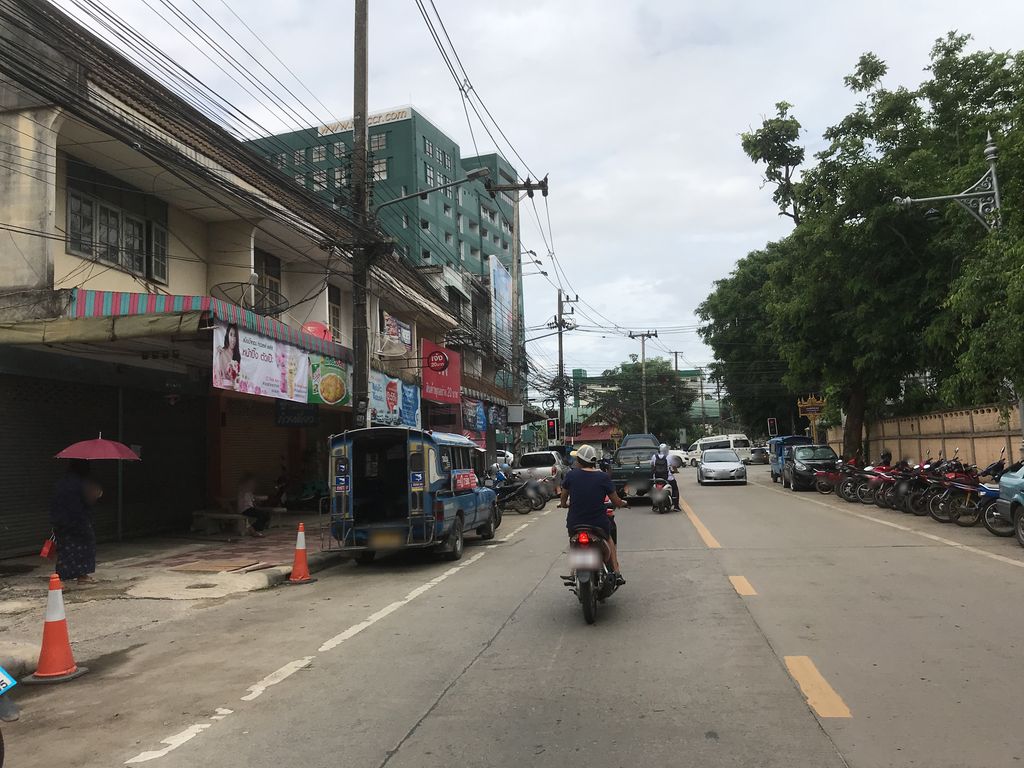 ภาพถนนตรงที่ May Tee Nee Salon ตั้งอยู่ ถ่ายโดย kiw พ.ศ. 2561 (2018) · A street-level view of where May Tee Nee Salon stands, by kiw in 2561 (2018)