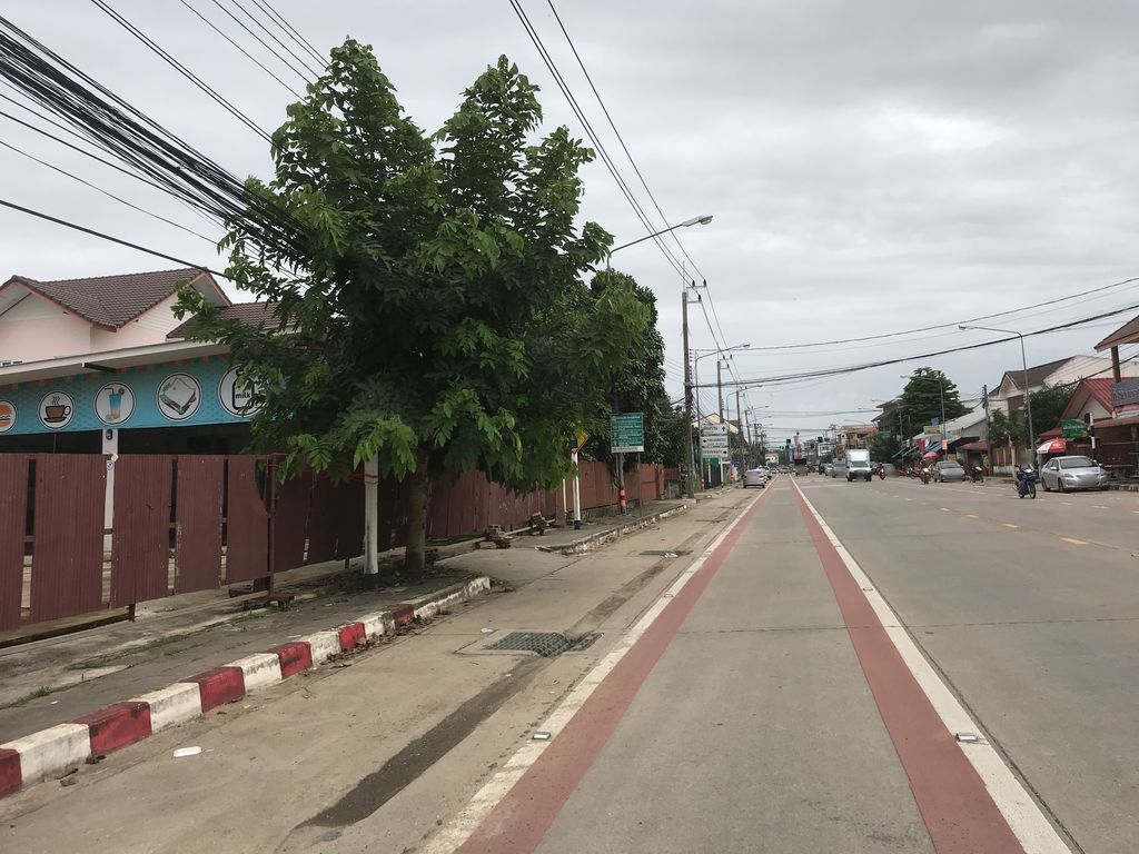 ภาพถนนตรงที่ Woodbrick CAFE | Chiang Rai ตั้งอยู่ ถ่ายโดย kiw พ.ศ. 2561 (2018) · A street-level view of where Woodbrick CAFE | Chiang Rai stands, by kiw in 2561 (2018)