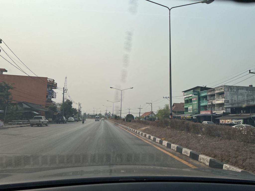 ภาพถนนตรงที่ กาแฟสดคนเมียงเหนีย ตั้งอยู่ ถ่ายโดย lin_wang พ.ศ. 2567 (2024) · A street-level view of where กาแฟสดคนเมียงเหนีย · Kafaetda Khon Mia Ngania stands, by lin_wang in 2567 (2024)