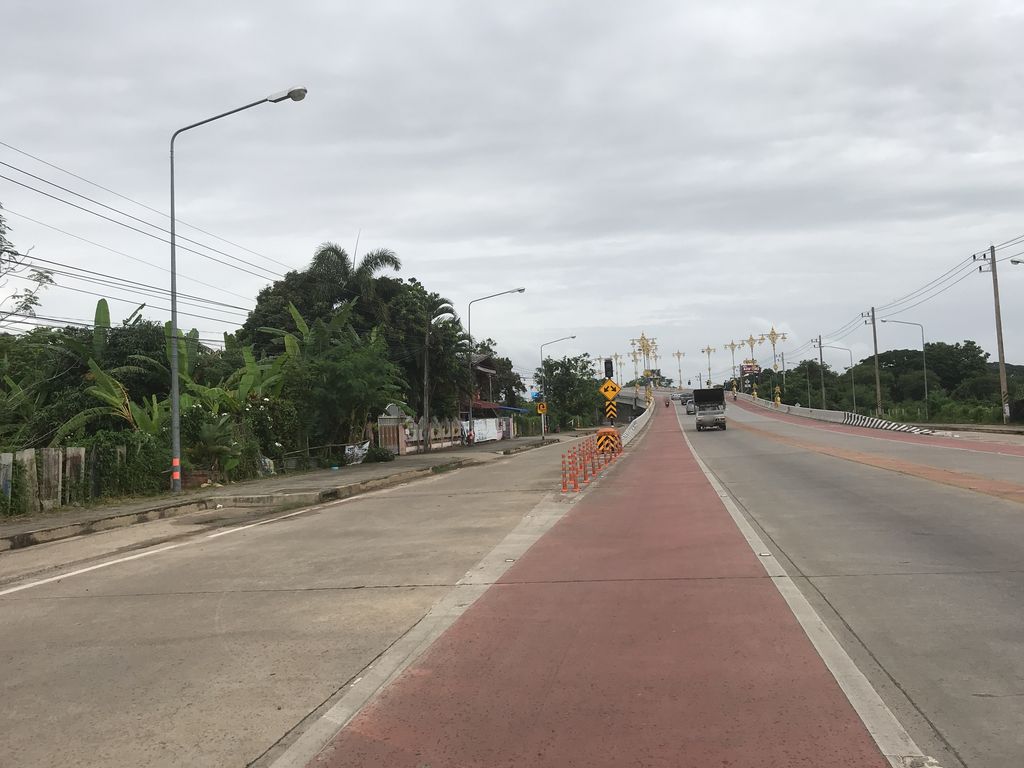 ภาพถนนตรงที่ ร้านป้ายเชียงราย Cg ตั้งอยู่ ถ่ายโดย kiw พ.ศ. 2561 (2018) · A street-level view of where ร้านป้ายเชียงราย Cg · Ran Pai Chiang Rai Cg stands, by kiw in 2561 (2018)