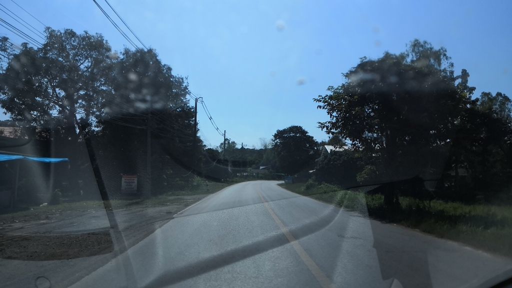 ภาพถนนตรงที่ สายรุ้งมินิมาร์ท ตั้งอยู่ ถ่ายโดย charlesano พ.ศ. 2561 (2018) · A street-level view of where สายรุ้งมินิมาร์ท · Sairung Mini Mart stands, by charlesano in 2561 (2018)