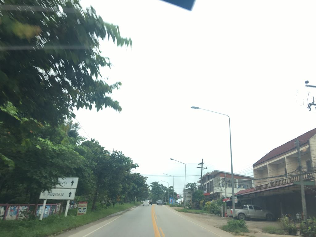 ภาพถนนตรงที่ ร้านป่ารวกค้าวัสดุ ตั้งอยู่ ถ่ายโดย wapriz พ.ศ. 2561 (2018) · A street-level view of where ร้านป่ารวกค้าวัสดุ · Ran Pa Ruak Khaosadu stands, by wapriz in 2561 (2018)
