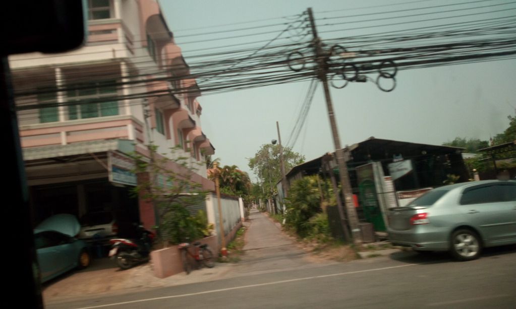 ภาพถนนตรงที่ Watsons ตั้งอยู่ ถ่ายโดย ozflor พ.ศ. 2562 (2019) · A street-level view of where Watsons stands, by ozflor in 2562 (2019)