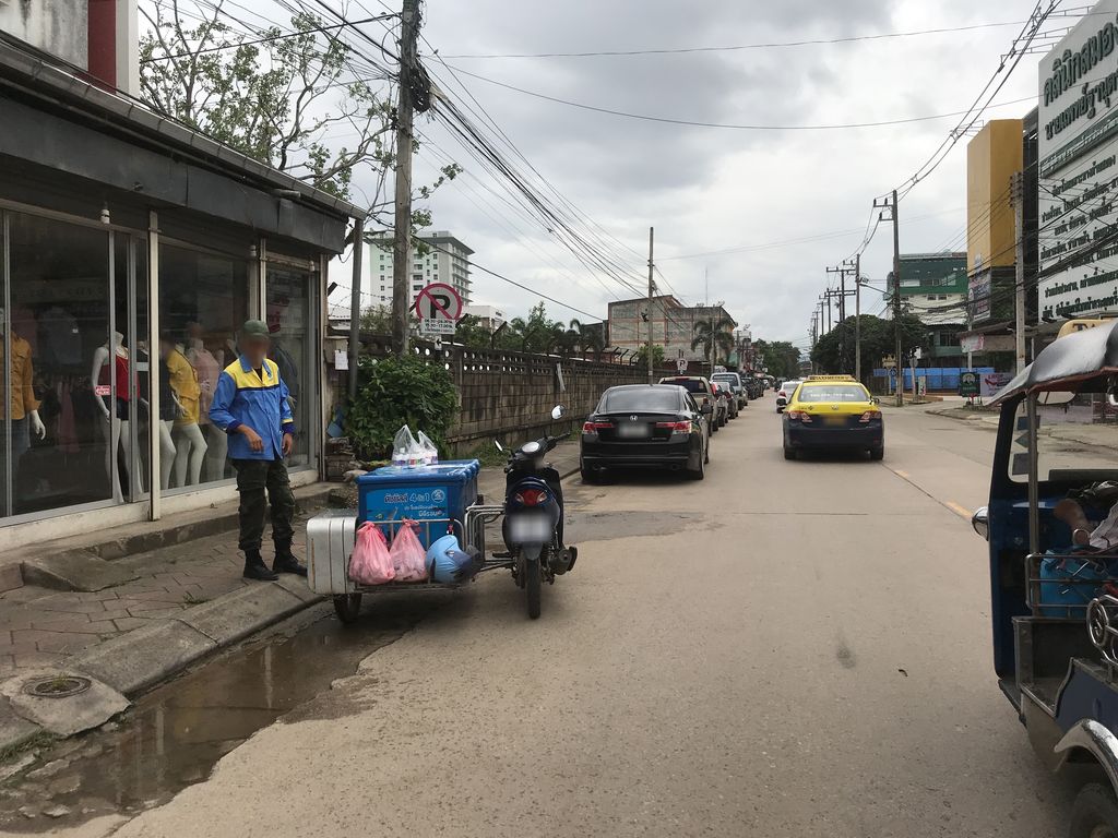 ภาพถนนตรงที่ ก๋วยเตี๋ยวแม่น้ำหนึ่ง. ตั้งอยู่ ถ่ายโดย kiw พ.ศ. 2561 (2018) · A street-level view of where ก๋วยเตี๋ยวแม่น้ำหนึ่ง. · Kuaitiao Mae Nam Nueng. stands, by kiw in 2561 (2018)