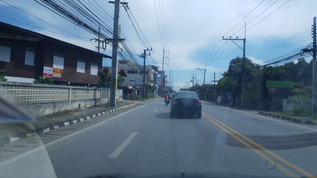 ภาพถนนตรงที่ ไทยสมุทรประกันชีวิต ตั้งอยู่ ถ่ายโดย silamanee พ.ศ. 2561 (2018) · A street-level view of where ไทยสมุทรประกันชีวิต · Thai Samut Prakanchiwit stands, by silamanee in 2561 (2018)