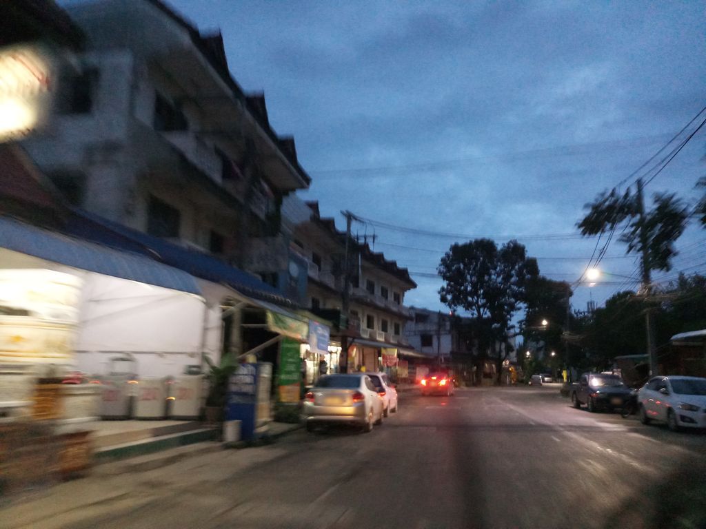 ภาพถนนตรงที่ เอนก การโลง ตั้งอยู่ ถ่ายโดย jang พ.ศ. 2561 (2018) · A street-level view of where เอนก การโลง · A Nok Kanlong stands, by jang in 2561 (2018)