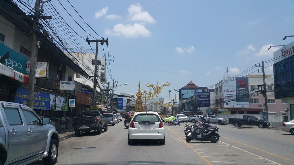 ภาพถนนตรงที่ อภิวัฒน์เน็ทเวิร์ค ตั้งอยู่ ถ่ายโดย jrcarlsen พ.ศ. 2560 (2017) · A street-level view of where อภิวัฒน์เน็ทเวิร์ค · Aphi Watnet Woek stands, by jrcarlsen in 2560 (2017)