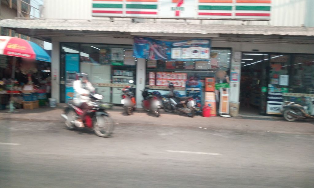 ภาพถนนตรงที่ Huen Chan Dee ตั้งอยู่ ถ่ายโดย ozflor พ.ศ. 2562 (2019) · A street-level view of where Huen Chan Dee stands, by ozflor in 2562 (2019)