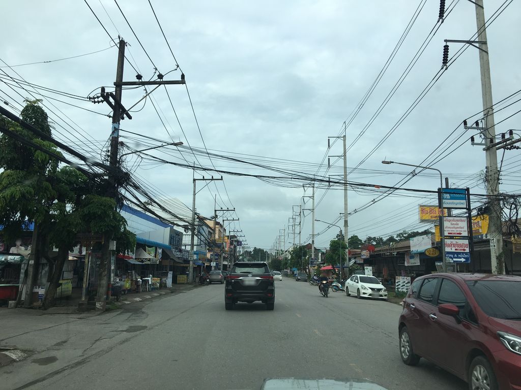ภาพถนนตรงที่ ร้านเสริมสวย Som salon ตั้งอยู่ ถ่ายโดย wapriz พ.ศ. 2561 (2018) · A street-level view of where ร้านเสริมสวย Som salon stands, by wapriz in 2561 (2018)