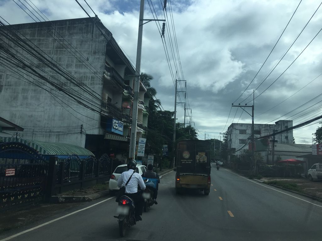 ภาพถนนตรงที่ เด่นห้าไฟหน้ารถยนต์ ตั้งอยู่ ถ่ายโดย wapriz พ.ศ. 2561 (2018) · A street-level view of where เด่นห้าไฟหน้ารถยนต์ · Denha Fainanthayon stands, by wapriz in 2561 (2018)