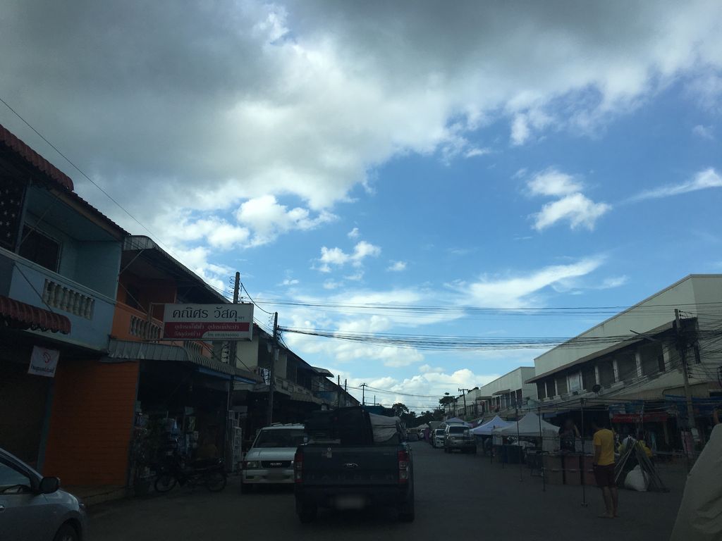 ภาพถนนตรงที่ พากิน พาแซ่บ ตั้งอยู่ ถ่ายโดย wapriz พ.ศ. 2561 (2018) · A street-level view of where พากิน พาแซ่บ · Phakin Phasaep stands, by wapriz in 2561 (2018)