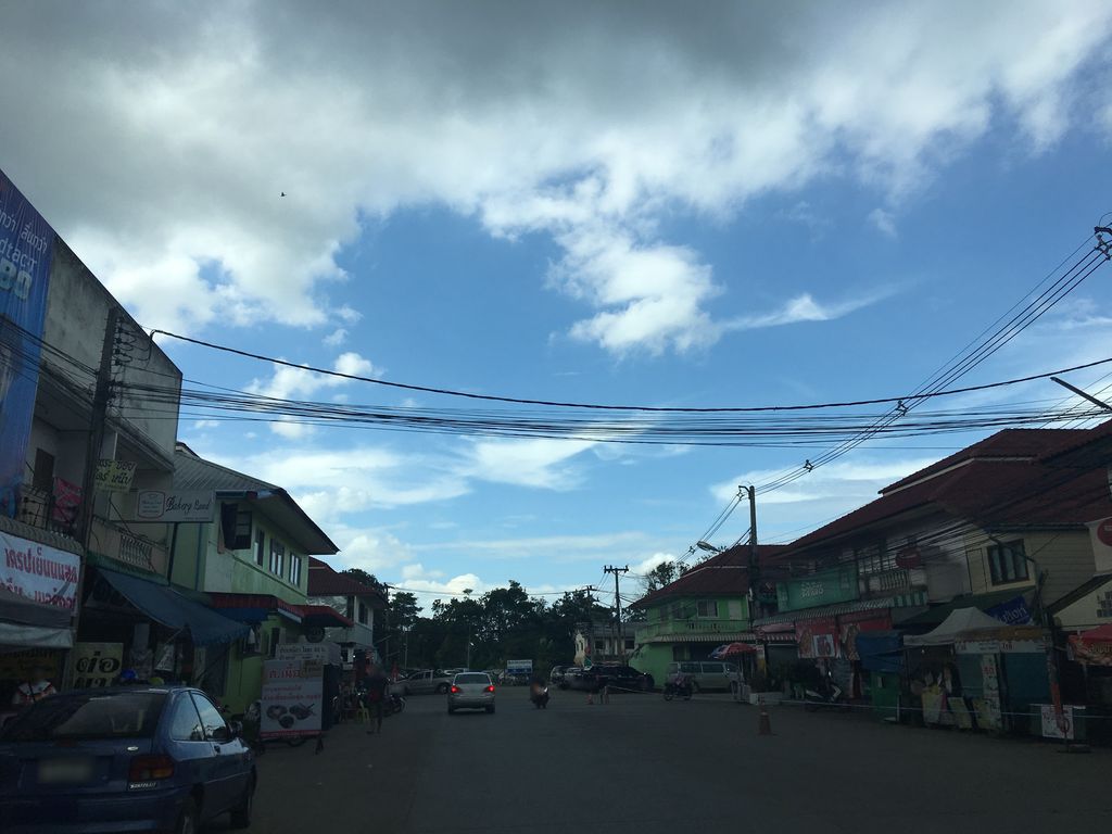 ภาพถนนตรงที่ ศูนย์อาหาร บ้านดู่เมืองใหม่ ตั้งอยู่ ถ่ายโดย wapriz พ.ศ. 2561 (2018) · A street-level view of where ศูนย์อาหาร บ้านดู่เมืองใหม่ · Ahan Ban Du Mueang Mai Centre stands, by wapriz in 2561 (2018)