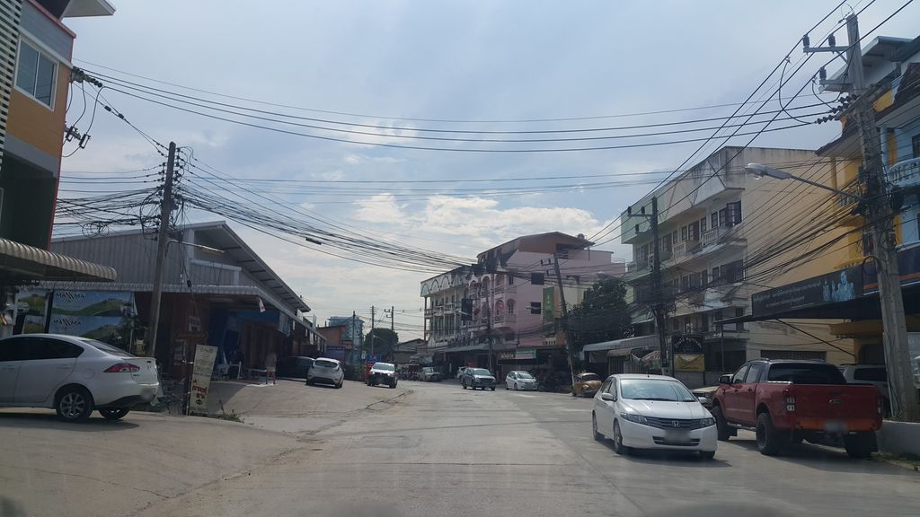 ภาพถนนตรงที่ เอลลี่ เชียงราย ตั้งอยู่ ถ่ายโดย jrcarlsen พ.ศ. 2560 (2017) · A street-level view of where เอลลี่ เชียงราย · Enli Chiang Rai stands, by jrcarlsen in 2560 (2017)