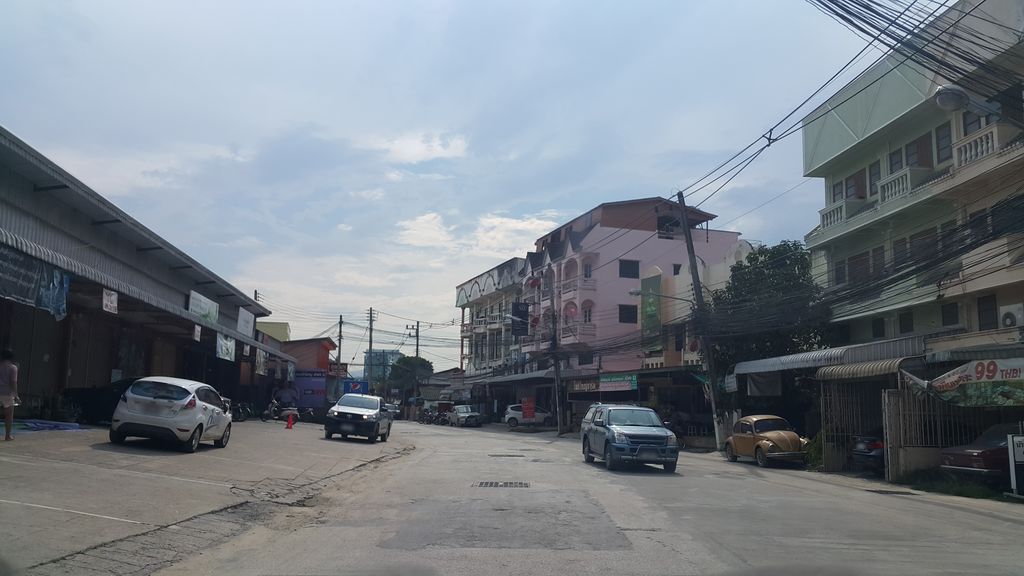 ภาพถนนตรงที่ หมูทอดกะปิคุณชาย ตั้งอยู่ ถ่ายโดย jrcarlsen พ.ศ. 2560 (2017) · A street-level view of where หมูทอดกะปิคุณชาย · Mutot Kapi Khunchai stands, by jrcarlsen in 2560 (2017)
