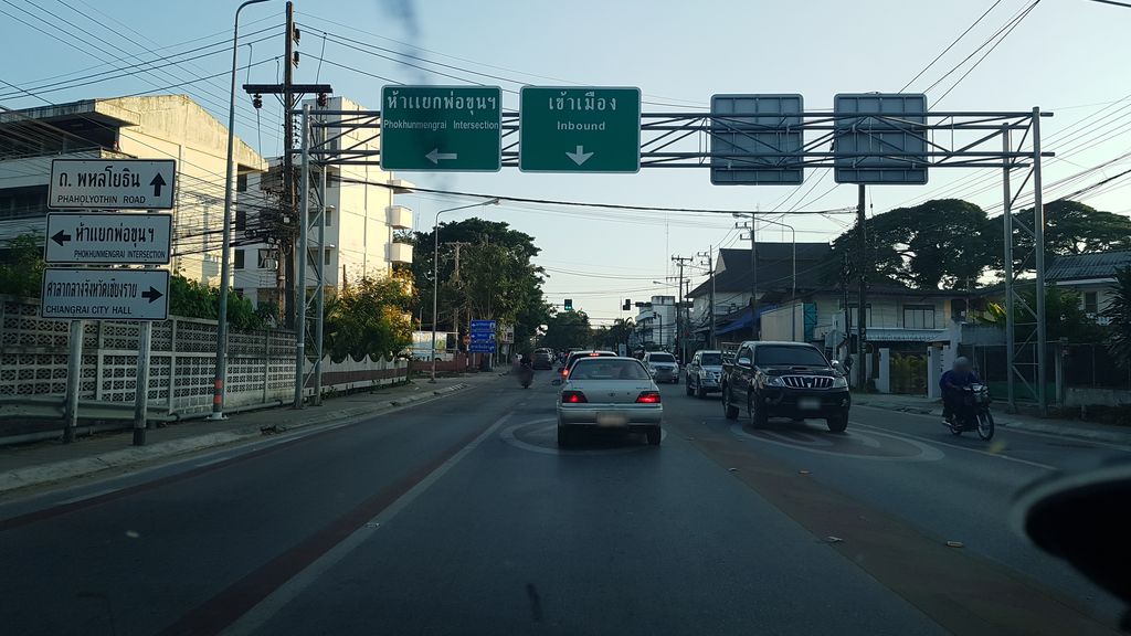 ภาพถนนตรงที่ D car wash เครื่องล้างรถด้วยเครื่องอัตโนมัติ เชียงราย ตั้งอยู่ ถ่ายโดย igorzo พ.ศ. 2562 (2019) · A street-level view of where D car wash เครื่องล้างรถด้วยเครื่องอัตโนมัติ เชียงราย stands, by igorzo in 2562 (2019)