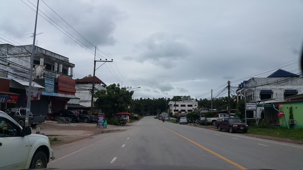 ภาพถนนตรงที่ 'ดูดนมกินปัง' (สามแยกพญาเม็งราย) ตั้งอยู่ ถ่ายโดย jrcarlsen พ.ศ. 2559 (2016) · A street-level view of where 'ดูดนมกินปัง' (สามแยกพญาเม็งราย) · 'dutnomkinpang' (samyaek Phaya Mengrai) stands, by jrcarlsen in 2559 (2016)