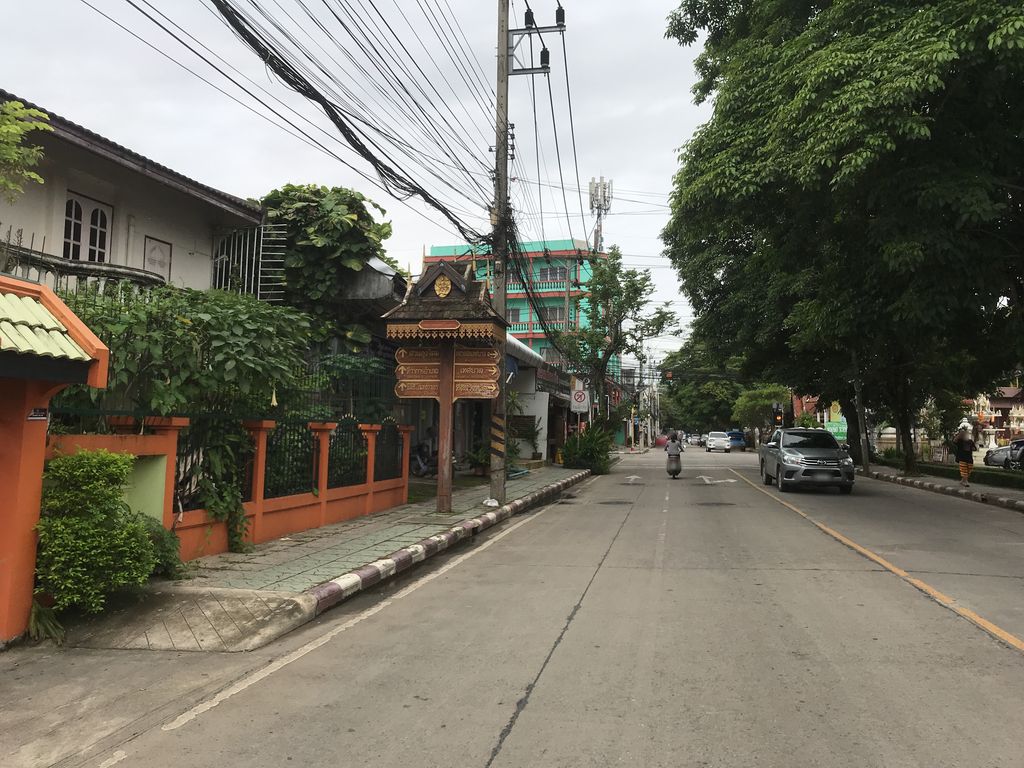 ภาพถนนตรงที่ Wine Bar and Cellar ตั้งอยู่ ถ่ายโดย kiw พ.ศ. 2561 (2018) · A street-level view of where Wine Bar and Cellar stands, by kiw in 2561 (2018)