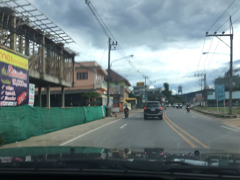ภาพถนนตรงที่ นิสาซาลอน&บาร์เบอร์ ตั้งอยู่ ถ่ายโดย wapriz พ.ศ. 2561 (2018) · A street-level view of where นิสาซาลอน&บาร์เบอร์ · Nisasanon&Barber stands, by wapriz in 2561 (2018)