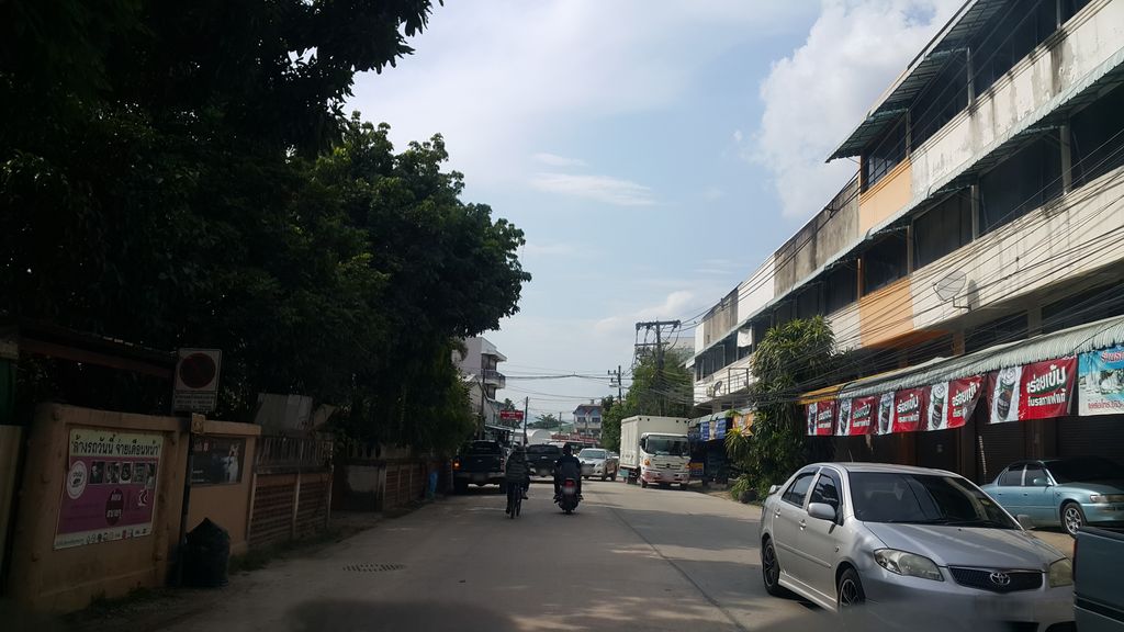 ภาพถนนตรงที่ ร้านปางไม้คาร์แคร์ ตั้งอยู่ ถ่ายโดย jrcarlsen พ.ศ. 2560 (2017) · A street-level view of where ร้านปางไม้คาร์แคร์ · Ran Pang Mai Car Care stands, by jrcarlsen in 2560 (2017)