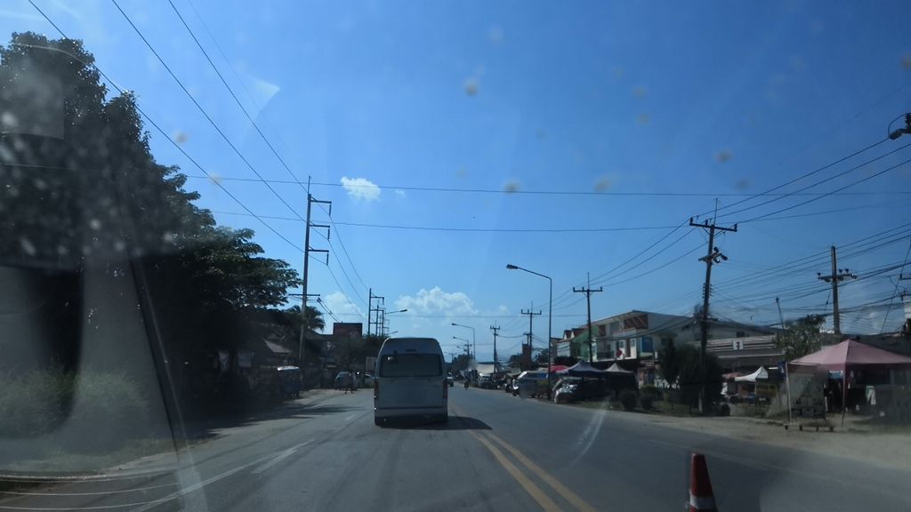 ภาพถนนตรงที่ บ้านพักกรีนการ์เด้นแม่สรวย ตั้งอยู่ ถ่ายโดย charlesano พ.ศ. 2561 (2018) · A street-level view of where บ้านพักกรีนการ์เด้นแม่สรวย · Green Garden Mae Suai Guest house stands, by charlesano in 2561 (2018)