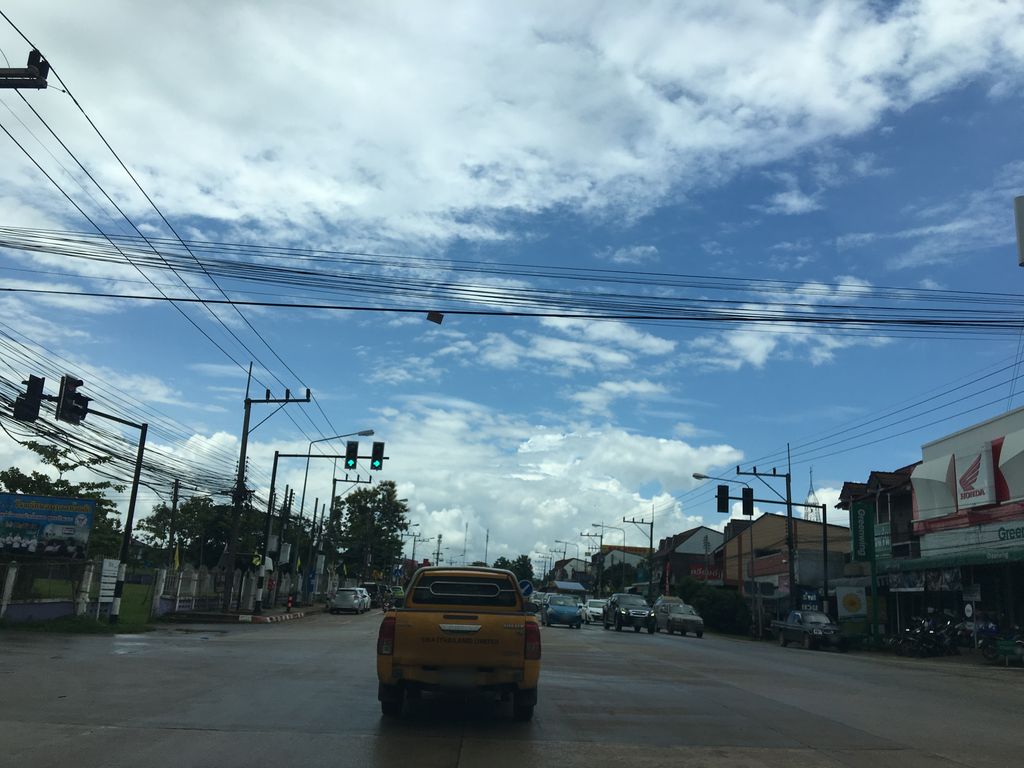 ภาพถนนตรงที่ ตลาดสดห้วยสัก ตั้งอยู่ ถ่ายโดย wapriz พ.ศ. 2561 (2018) · A street-level view of where ตลาดสดห้วยสัก · Huai Sak Fresh market stands, by wapriz in 2561 (2018)
