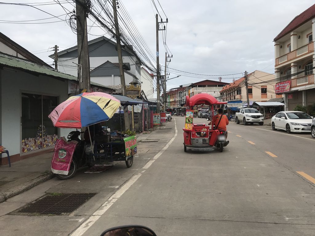 ภาพถนนตรงที่ คลีนิคตา หมอทรงกลด ตั้งอยู่ ถ่ายโดย kiw พ.ศ. 2561 (2018) · A street-level view of where คลีนิคตา หมอทรงกลด · Clinic Ta Mo Song Klot stands, by kiw in 2561 (2018)