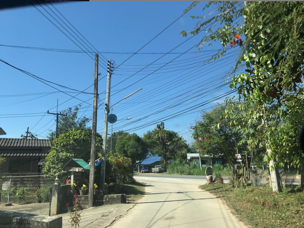 ภาพถนนตรงที่ Somkiat Motorcy ตั้งอยู่ ถ่ายโดย chanon พ.ศ. 2561 (2018) · A street-level view of where Somkiat Motorcy stands, by chanon in 2561 (2018)