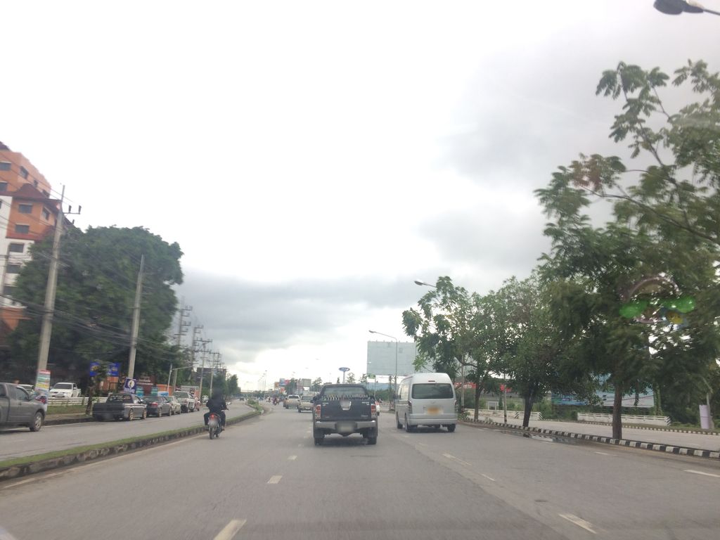 ภาพถนนตรงที่ บีแคร์ คลินิก ตั้งอยู่ ถ่ายโดย prasert พ.ศ. 2559 (2016) · A street-level view of where บีแคร์ คลินิก · B Care Clinic stands, by prasert in 2559 (2016)