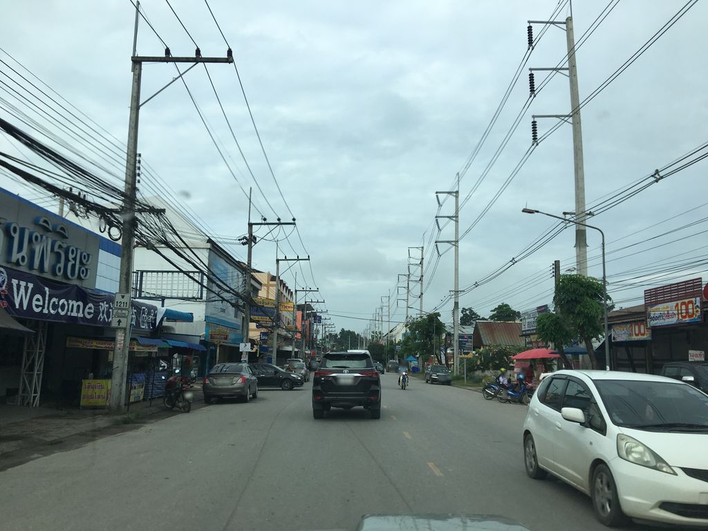ภาพถนนตรงที่ ธนพิริยะ สาขาเด่นห้า ตั้งอยู่ ถ่ายโดย wapriz พ.ศ. 2561 (2018) · A street-level view of where ธนพิริยะ สาขาเด่นห้า · Thonphiriya Sakha Denha stands, by wapriz in 2561 (2018)