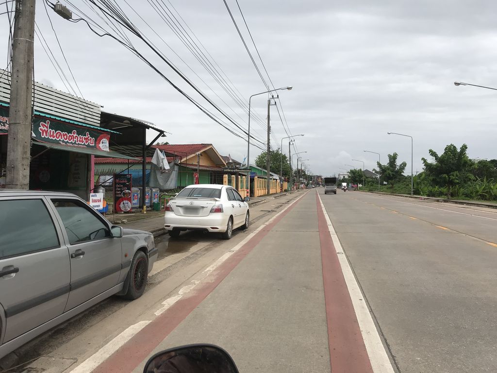 ภาพถนนตรงที่ ร้าน P&P หมูสด ตั้งอยู่ ถ่ายโดย kiw พ.ศ. 2561 (2018) · A street-level view of where ร้าน P&P หมูสด · Ran P&P Mutda stands, by kiw in 2561 (2018)
