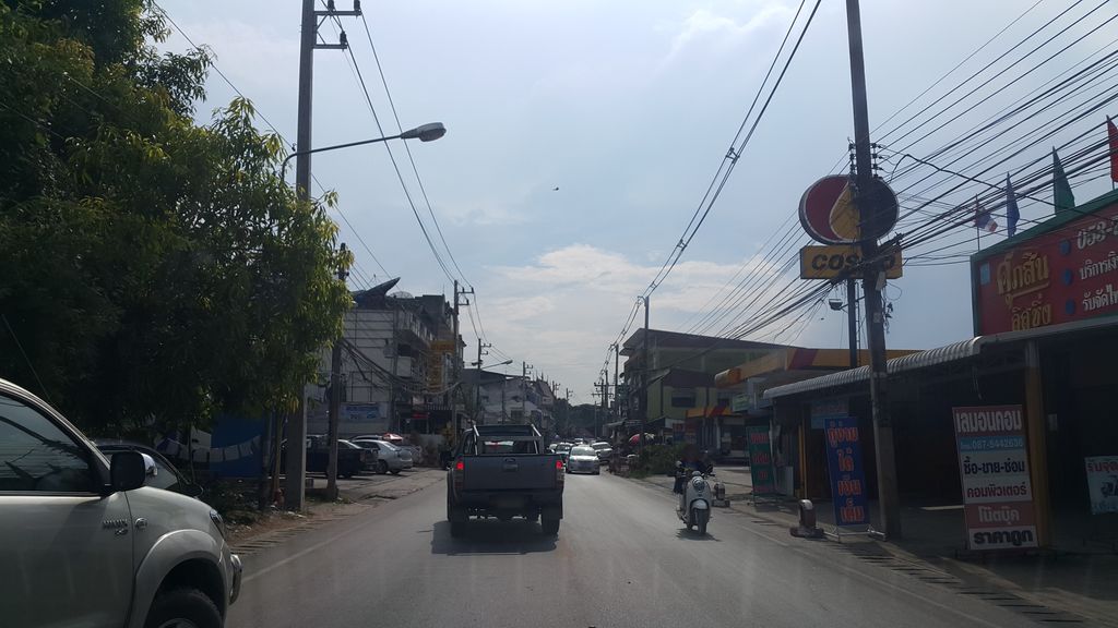 ภาพถนนตรงที่ ร้านกล้องติดรถยนต์เชียงราย ศรีทรายมูล ตั้งอยู่ ถ่ายโดย jrcarlsen พ.ศ. 2560 (2017) · A street-level view of where ร้านกล้องติดรถยนต์เชียงราย ศรีทรายมูล · Ran Kalong Tit Rathayon Chiang Rai Sisaimun stands, by jrcarlsen in 2560 (2017)