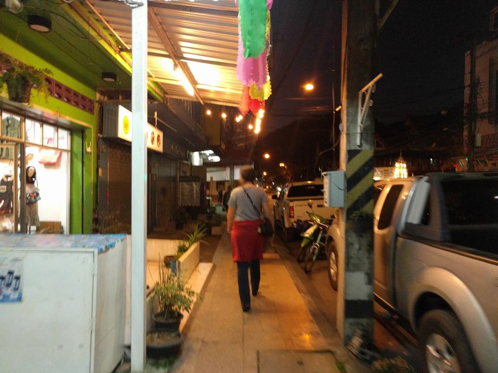 ภาพถนนตรงที่ Kamkaew Bakery&Coffee ตั้งอยู่ ถ่ายโดย emackres พ.ศ. 2561 (2018) · A street-level view of where Kamkaew Bakery&Coffee stands, by emackres in 2561 (2018)